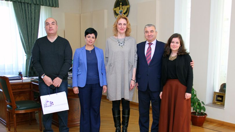 «Арцах придает мне силу и мощь»: Наринэ Абгарян пишет книгу об Апрельской войне в Карабахе