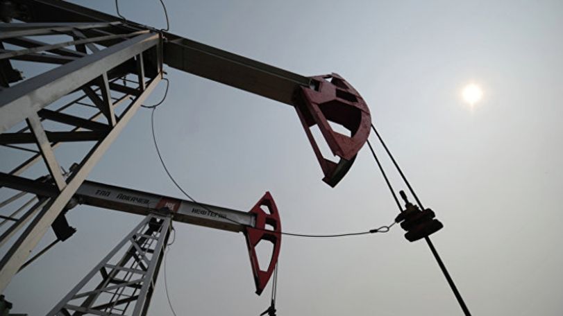 Мировые цены на нефть в четверг снижаются
