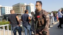 В тюрьмах Турции, где содержат мятежников, установили зенитные орудия