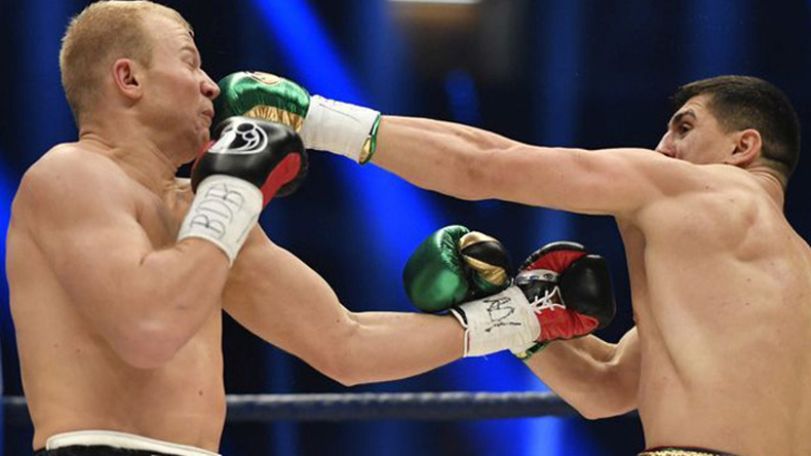 Marco Huck boxed against Ukrainian Dmytro Kucher with a broken arm and won