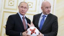 Путин стал обладателем мяча от ФИФА: сердечные беседы Инфантино с президентом России