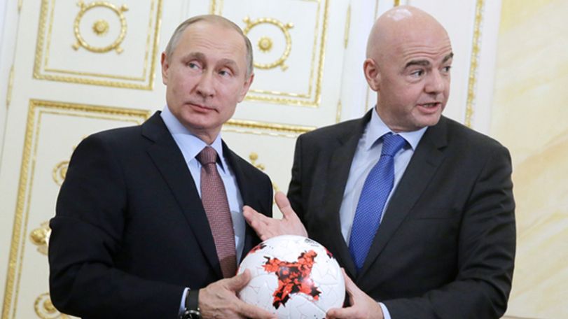 Путин стал обладателем мяча от ФИФА: сердечные беседы Инфантино с президентом России