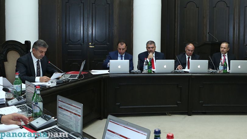 Премьер Армении Карен Карапетян поручил Минздраву передать управление областными больницами менеджерам из Еревана