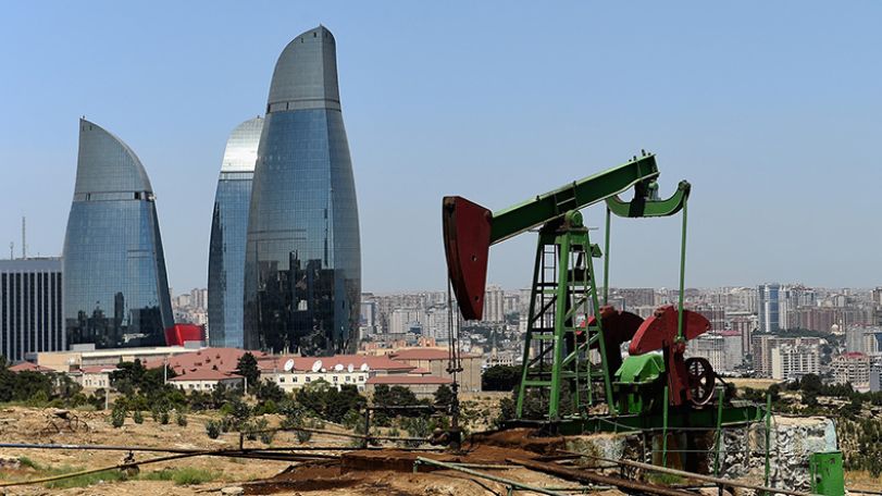 Эксперт: Азербайджан поддерживает решение ОПЕК о сокращении добычи нефти, так как добыча «черного золота» в стране и так падает