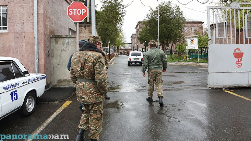 Раненный на днях армянский военнослужащий Каджик Бадалян переведен в отделение травматологии, Карапет Микаелян пока в реанимации