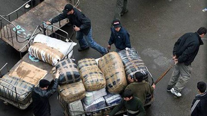 Челноки, привозящие продукты из Ирана и Грузии, подвергаются унижениям и оскорблениям на таможне Азербайджана