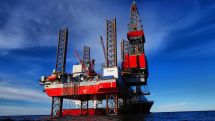 Мировые цены на нефть снижаются в преддверии новогодних праздников