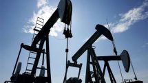 Нефть слабо дешевеет в пятницу