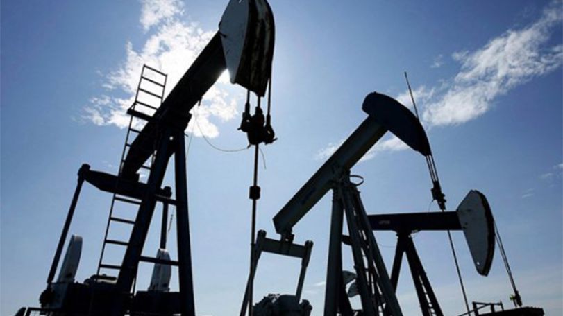 Нефть слабо дешевеет в пятницу