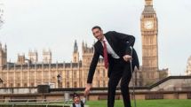 World's tallest man strikes up unlikely friendship with smallest man