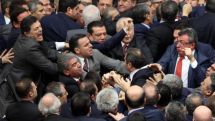 В парламенте Турции депутаты устроили массовую драку при обсуждении реформы Конституции