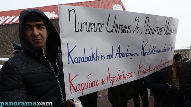 «Свободу Александру Лапшину»: у здания посольства Беларуси в Армении прошла акция в поддержку блогера