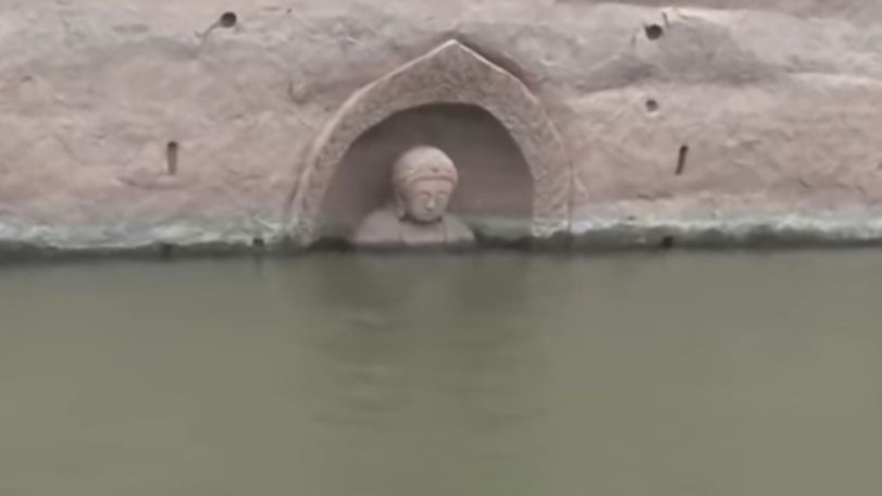 Китай: из-за падения уровня воды в водохранилище обнаружена древняя статуя Будды