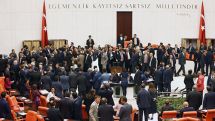 В парламенте Турции вспыхнула драка во время обсуждения конституционной реформы