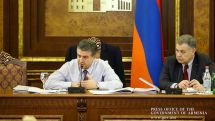 Премьер Армении Карен Карапетян решил понять, не бросают ли министерства деньги на ветер