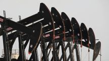 Мировые цены на нефть растут на удешевлении доллара к мировым валютам