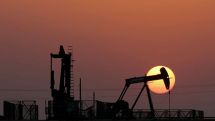 Мировые цены на нефть в пятницу незначительно снижаются