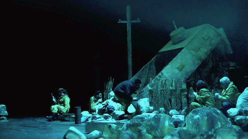 «Արծվաբույն». Քարերի հետ մեջք-մեջքի տված