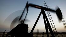 Мировые цены на нефть растут в пятницу на опасениях по поводу введения санкций США против Ирана