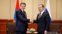 PM Karen Karapetyan holds private talks with Russian counterpart Dmitry Medvedev