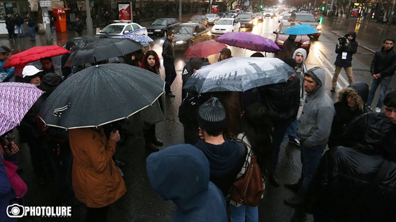 Митинг в Ереване после смерти Артура Саркисяна: участники акции намерены «доставить еду» к зданию Минюста Армении
