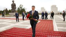 Премьер Армении Карен Карапетян посетил мавзолей Туркменбаши – Сапармурата Ниязова