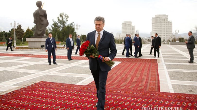 Премьер Армении Карен Карапетян посетил мавзолей Туркменбаши – Сапармурата Ниязова