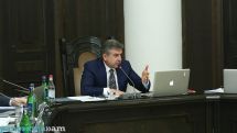 «Почему же вы ждали целых 17 лет?!» Бездельничающая компания рассорила премьера Армении Карена Карапетяна с Арманом Саакяном