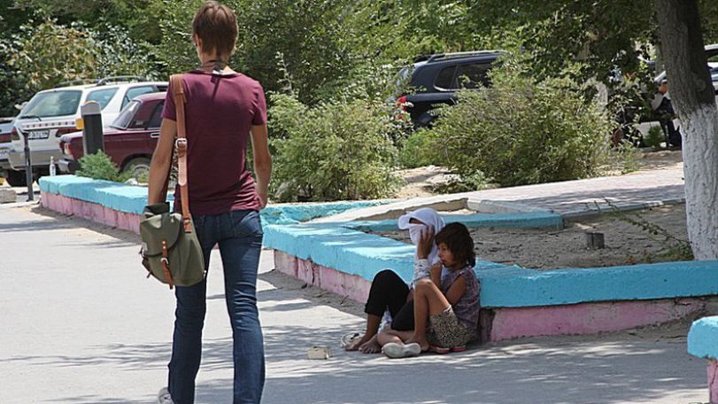 В Азербайджане малолетние попрошайки – девочки от 10 до 15 лет – становятся соучастниками грабежей