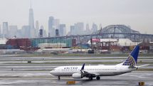 United Airlines вновь в центре скандала: авиакомпания сняла с рейса летевшую на собственную свадьбу пару