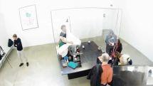 Мужчина не побоялся прослыть курицей: художник попробовал себя в роли наседки и высидел первого цыпленка