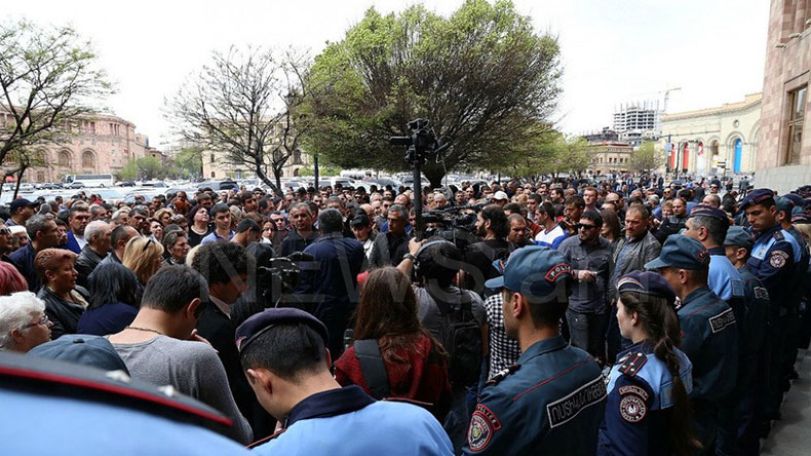 Митингующие возле здания правительства Армении сотрудники ярмарок договорились с налоговиками