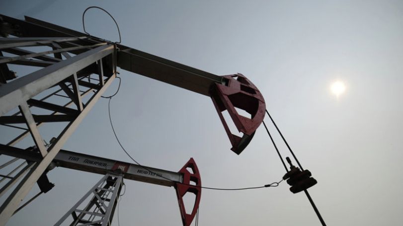 Мировые цены на нефть продолжают снижаться в пятницу утром