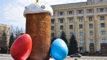 Церковные страсти в России: напоминающий «мужское достоинство» объект из большого кулича с яйцами не признали оскорблением верующих