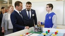 Медведев «в отчаянии» от футболистов сборной России: Я вот думаю, может, действительно лучше заменить их роботами