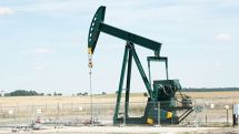 Мировые цены на нефть продолжают снижаться на фоне продления соглашения о сокращении добычи