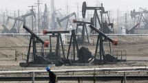 Нефть дешевеет в первый день рабочей недели в рамках коррекции