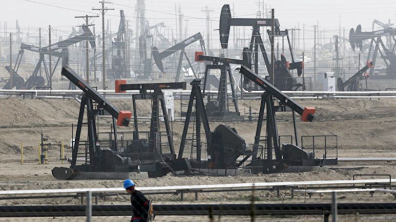 Нефть дешевеет в первый день рабочей недели в рамках коррекции