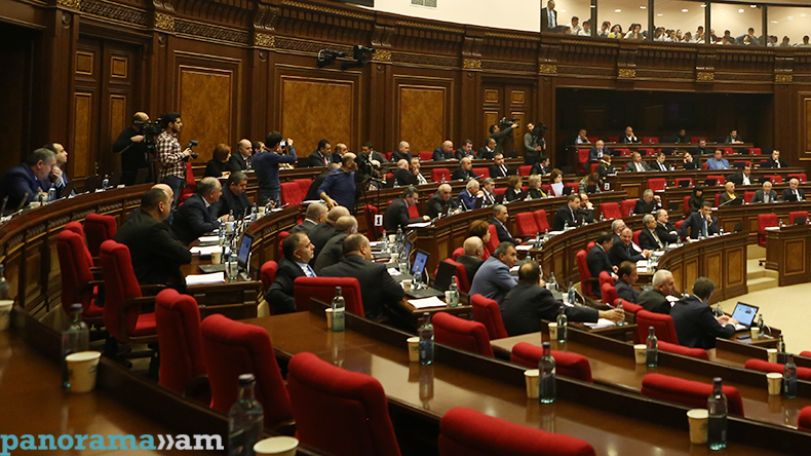 «Это ради галочки?!» Оппозиция в парламенте Армении раскритиковала правительство за попытку срочно провести важнейшие законопроекты
