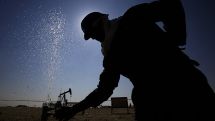Мировые цены на нефть не демонстрируют единой динамики в пятницу