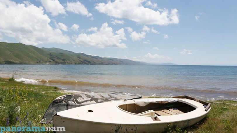 Parliament passes the bill in the first reading allowing water removal from Lake Sevan