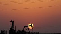 Мировые цены на нефть опускаются в среду