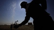Мировые цены на нефть снижаются в среду утром