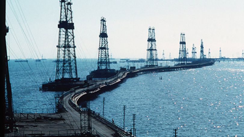 Мировые цены на нефть слабо поднимаются в понедельник утром