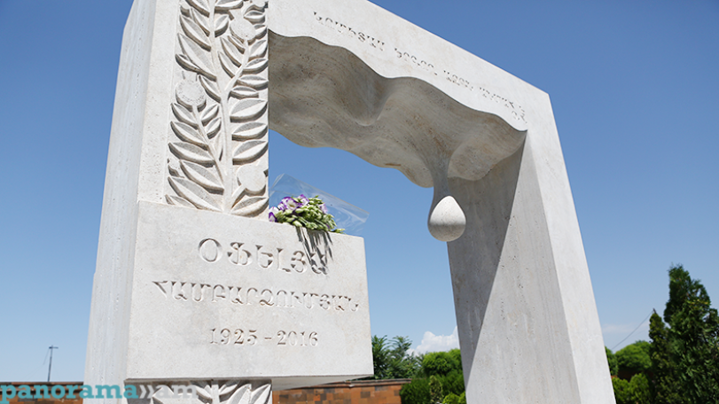 Monument dedicated to prominent Armenian folk singer Ophelia Hambardzumian unveiled at Komitas Pantheon