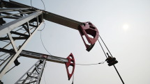 Мировые цены на нефть опускаются во вторник утром