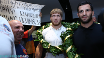 Чемпионы мира по борьбе прибыли в Ереван: болельщики с ликованием встретили Артура Алексаняна и Максима Манукяна
