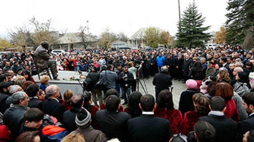 Armenian PM attends unveiling of Sos Sargsyan’s monument 