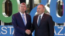 «Сладкие речи и лукавые взгляды»: почему имена Путина и Назарбаева склоняются накануне выборов в Киргизии