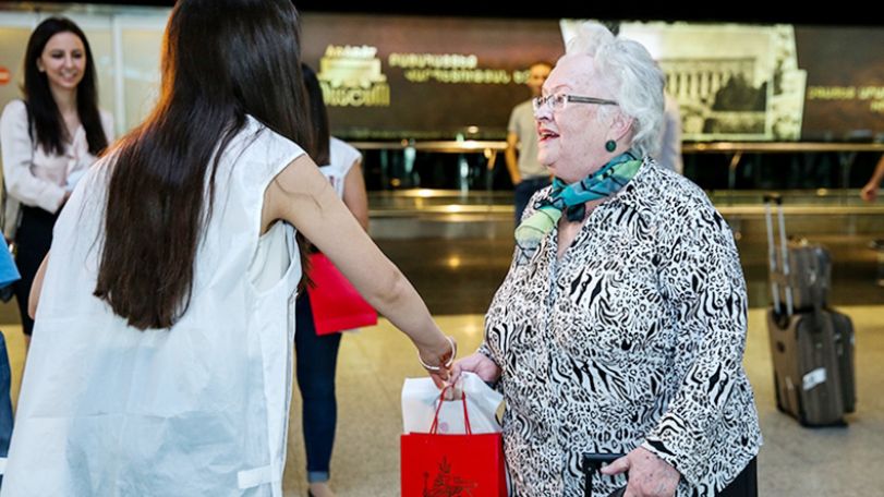 Tourists welcomed at Yerevan airport with surprise gifts on International Tourism Day